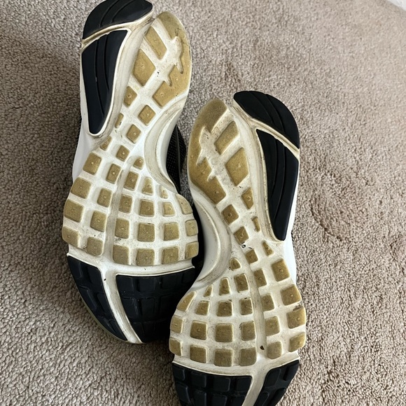 Nike Women’s Gym Shoes size 7 (Olive Green) - Picture 5 of 6